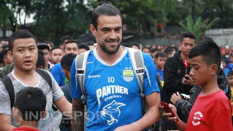 Playmaker%20asal%20Brasil%2C%20Alex%20Wilian%20Costa%20tiba%20di%20Kota%20Bandung%2C%20Jawa%20Barat.